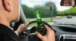 Motorista bebe álcool na direção (Foto: Reprodução/ Internet)