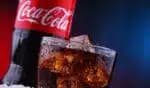Garrafa de Coca-Cola e um copo servido da bebida com gelo (Foto: Reprodução/ Internet)