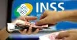 Pessoa recebendo benefício em dinheiro no INSS (Foto: Reprodução)