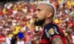 Vidal reage ao ser atacado por torcedor do Flamengo (Foto: Franklin Jacome/Getty Images)