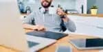 Homem trabalhando Home Office com Notebook e Celulares (Foto: Reprodução/ Internet)