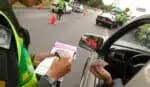 Guarda de Trânsito multando motorista e solicitando a CNH (Foto: Reprodução/ Detran)