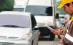 Agente da CET 'canetando' motorista infrator (Foto: Reprodução/ Detran)