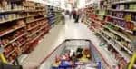 Consumidor fazendo compras em corredor de supermercado (Foto: Reprodução/ Internet)