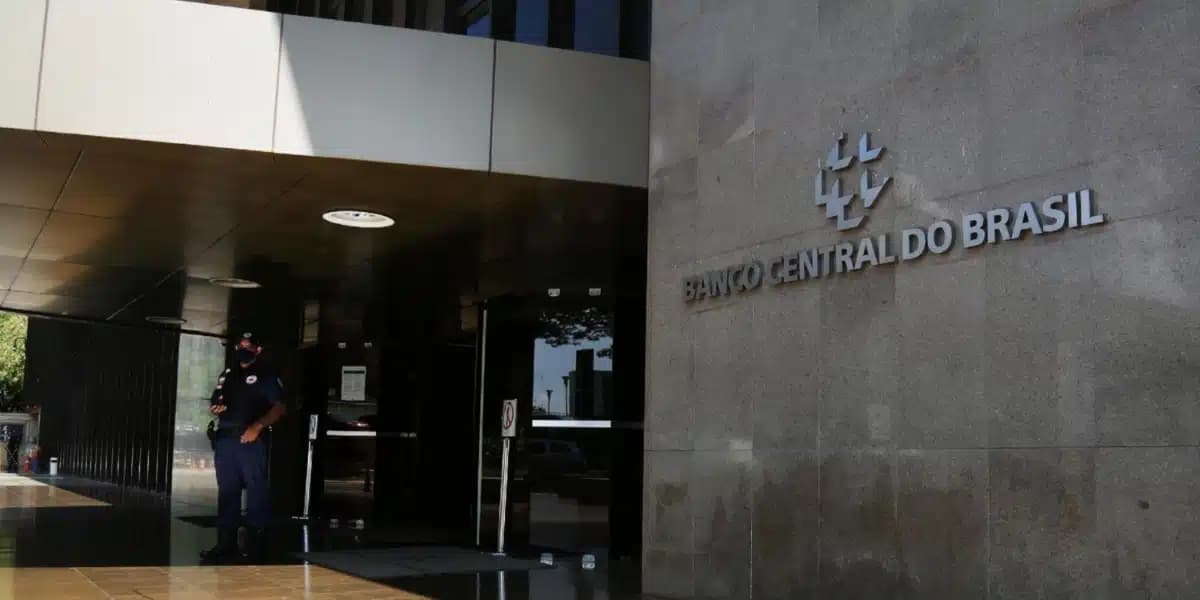 Banco Central emite alerta para brasileiros que pretendem pegar empréstimo (Imagem Reprodução Internet)