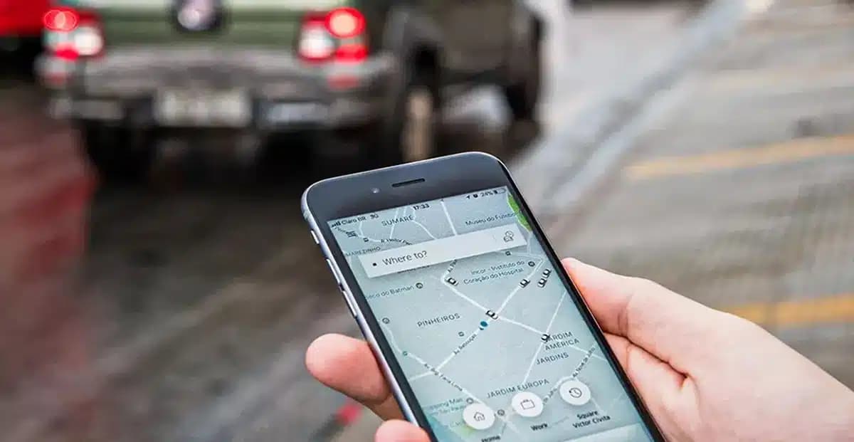 Usuário chamando um carro pelo aplicativa da Uber nas ruas (Foto: Reprodução/ Internet)
