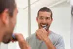 Homem escovando os dentes (Foto: Reprodução)