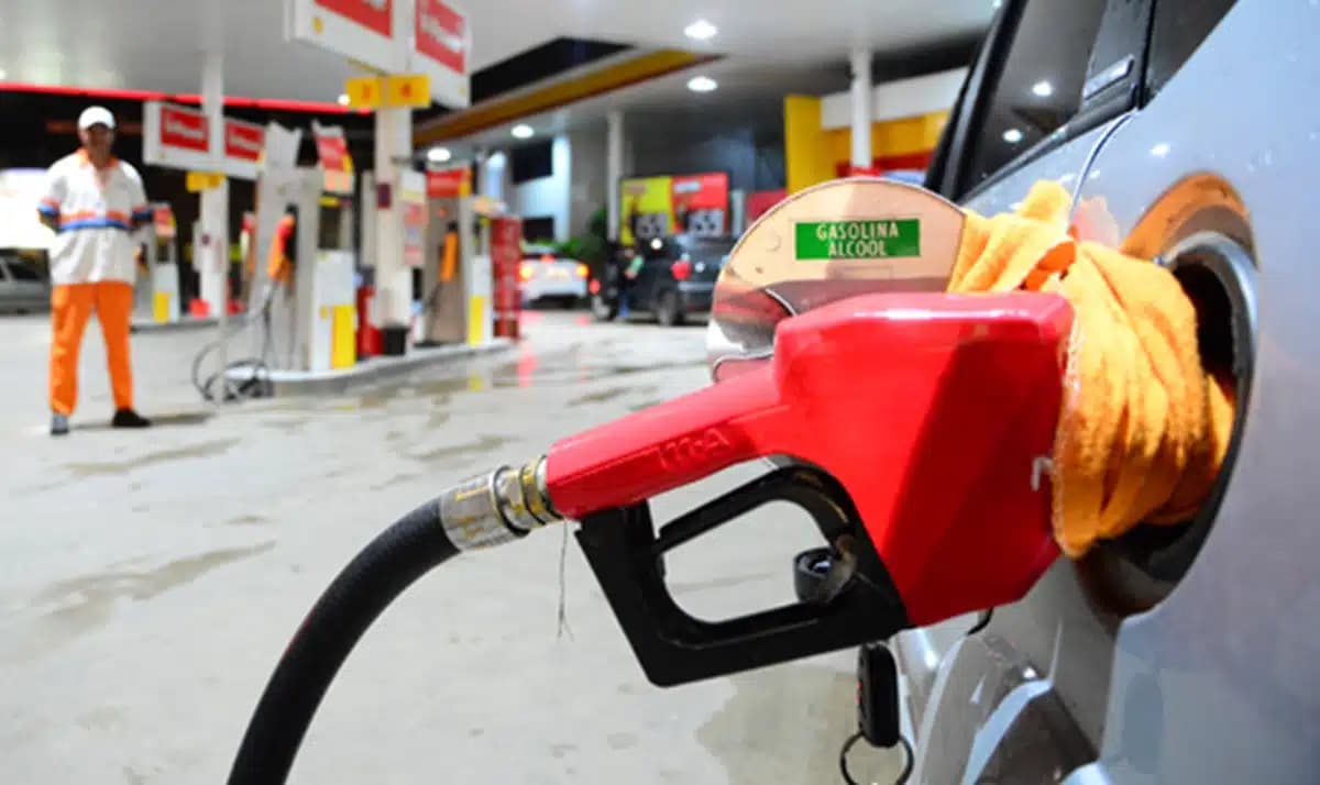 Posto de gasolina colocando combustíveis no carro (Foto: Reprodução/ Paullo Allmeida/ Folha de Pernambuco)