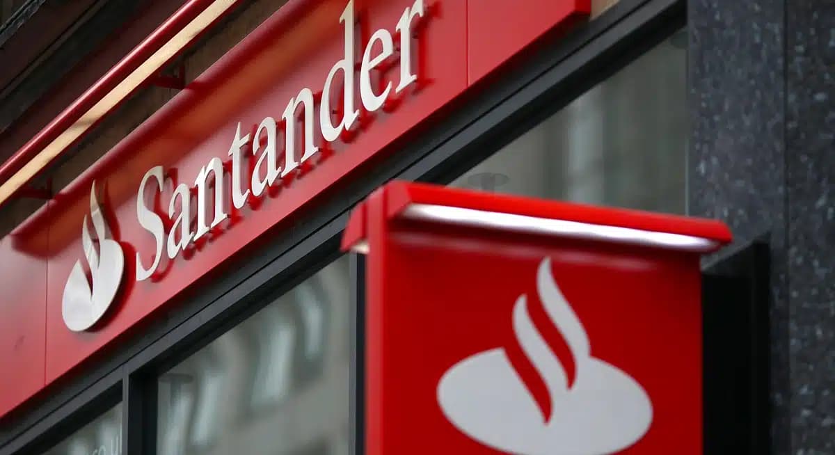 Logotipo do banco Santander em fachada de agência (Foto: Reprodução/ Internet)