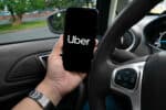 Motorista com app da Uber em celular (Foto: Reprodução)