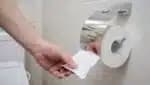 Pessoa usando o papel higiênico no banheiro (Foto: Reprodução/ Internet)