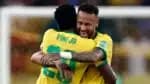 Neymar abraçando Vini Jr. com a camisa da Seleção Brasileira (Foto: Reprodução/ CBF/ FIFA)