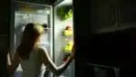 Mulher indo até a geladeira (Foto: Reprodução/ Internet)
