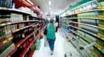Prateleiras de supermercados e consumidores nos corredores (Foto: Reprodução/ InfoMoney)