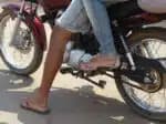 Andar de moto de chinelo (Foto: Reprodução)
