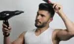 Homem usando o secado de cabelo; veja essas dicas e conheça o truque (Foto: Reprodução/ FreePik)
