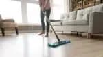 Mulher limpando a casa (Foto: Reprodução)