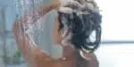 Especialista revela se lavar os cabelos todos os dias prejudica os fios e dá dicas (Imagem Reprodução Canva)