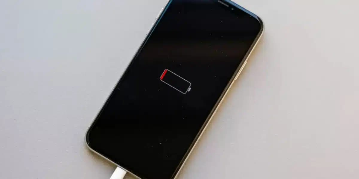 Descubra o que faz a bateria do seu iPhone acabar rápido (Imagem: Karlis Dambrans/Shutterstock)