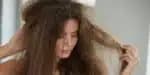Mulher com cabelo danificado (Foto: Reprodução)