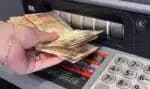 Dinheiro saindo da boca do caixa (Foto: Reprodução/ Internet)