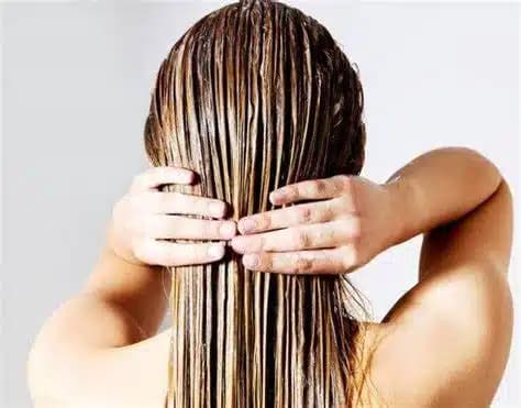 Especialista revela se lavar o cabelo todos os dias prejudica o couro cabelo? (Foto: Reprodução)