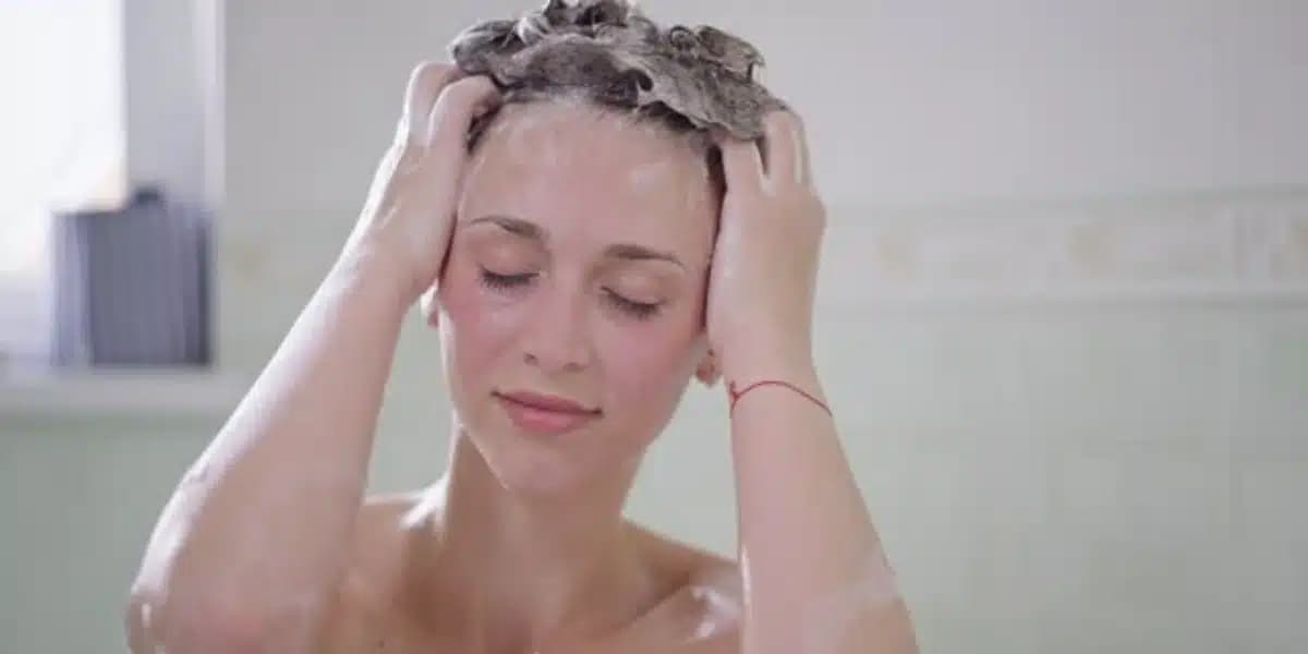 Repare os danos do seu cabelo com esse shampoo caseiro (Foto: istock)