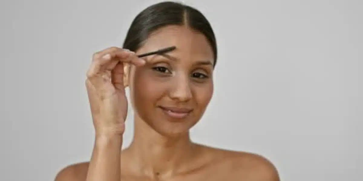Essa mistura caseira com deixará suas sobrancelhas cheias e bonitas (Foto: iStock)