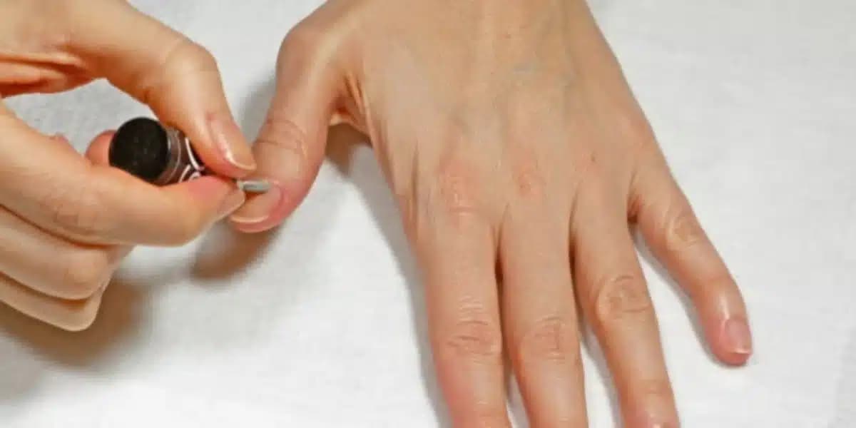 Deixe suas unhas + resistentes e faça seu próprio tônico (Foto: iStock)