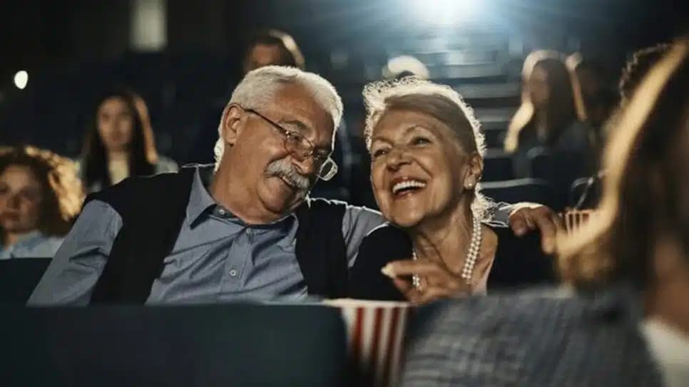Aprenda os caminhos para idosos terem meia-entrada nos cinemas (Foto: Reprodução/ Freepik)