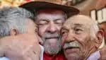 Presidente Lula abraça idosos: Nova lei do cartão de crédito consignado do INSS (Foto: Reprodução/ Ag. Brasil)