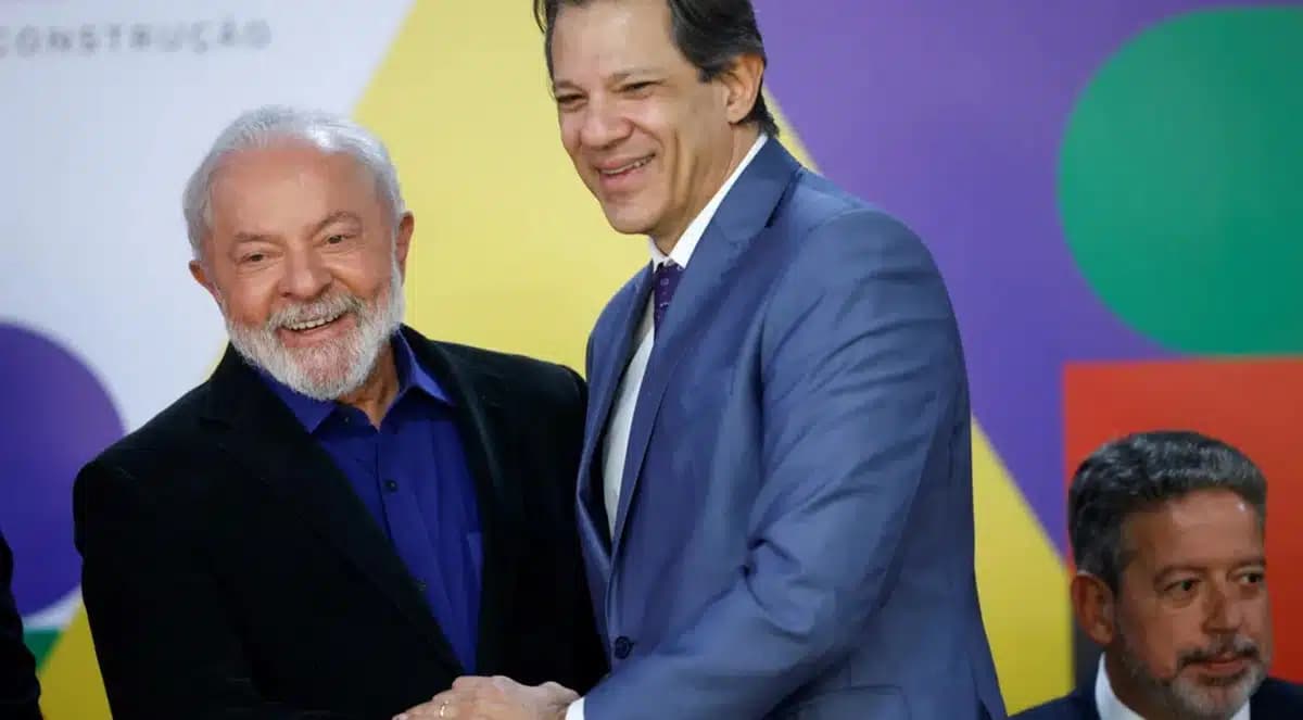 A fake news do programa social envolve o presidente Lula e o ministro da Fazenda, Fernando Haddad (Foto: Reprodução/ Adriano Machado/ Reuters)