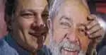 Fernando Haddad, ministro da Fazenda, com máscara do presidente Lula (Foto: Reprodução/ Ricardo Stuckert, 2018)