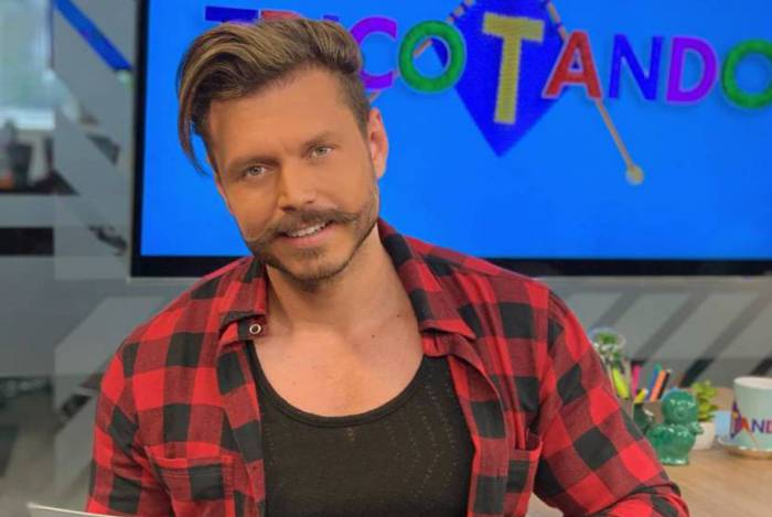Ex-apresentador da RedeTV! se assume publicamente gay após especulações e expõe foto do namorado