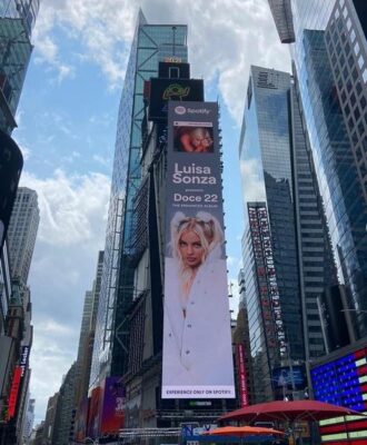 Luísa Sonza vira estrela de campanha na Times Square e ganha cartaz gigante