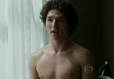 Ator de Verdades Secretas, João Vitor, diz que se diverte quando recebe nudes de fãs