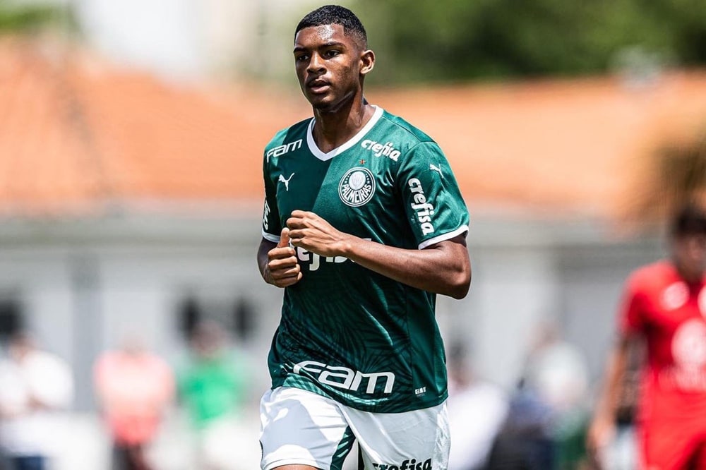 O jovem talento em treino no Verdão está sendo vigiado clubes europeus (Foto: Cesar Greco/ Palmeiras)