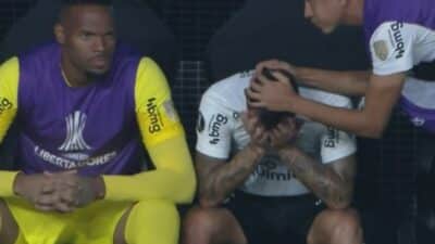 Corinthians: Maycon comete grave erro, Luxa o retira e jogador chora em cena dramática