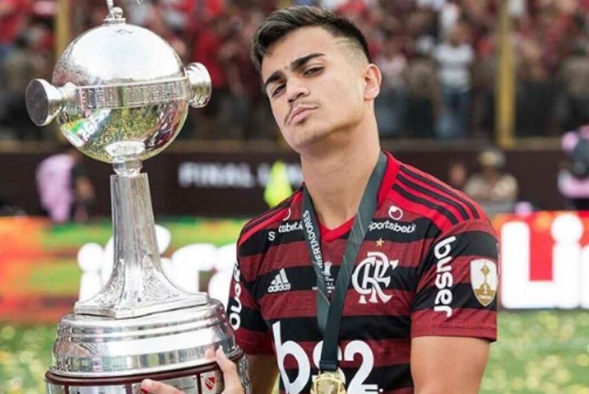 O meia-atacante segurando taça de Campeão pelo Flamengo, em 2019 (Foto: Reprodução/ CRF)
