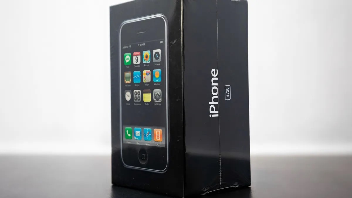 Apple iPhone de 1ª geração é comprado por quase R$ 1 milhão em leilão 