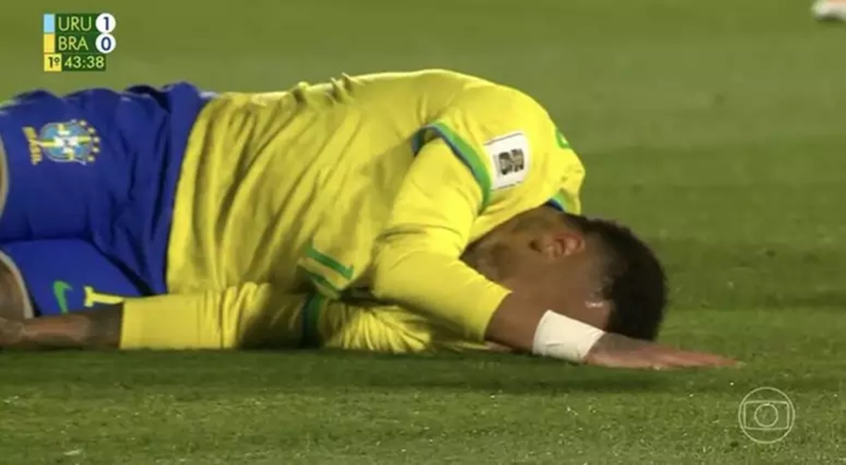 Neymar chorando com fortes dores após lesão no joelho em jogo contra seleção do Uruguai (Foto: Reprodução/ TV Globo)
