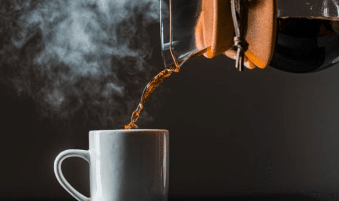 O pó de café pode te ajudar a tingir os seus fios grisalhos (Foto: Reprodução/Internet)