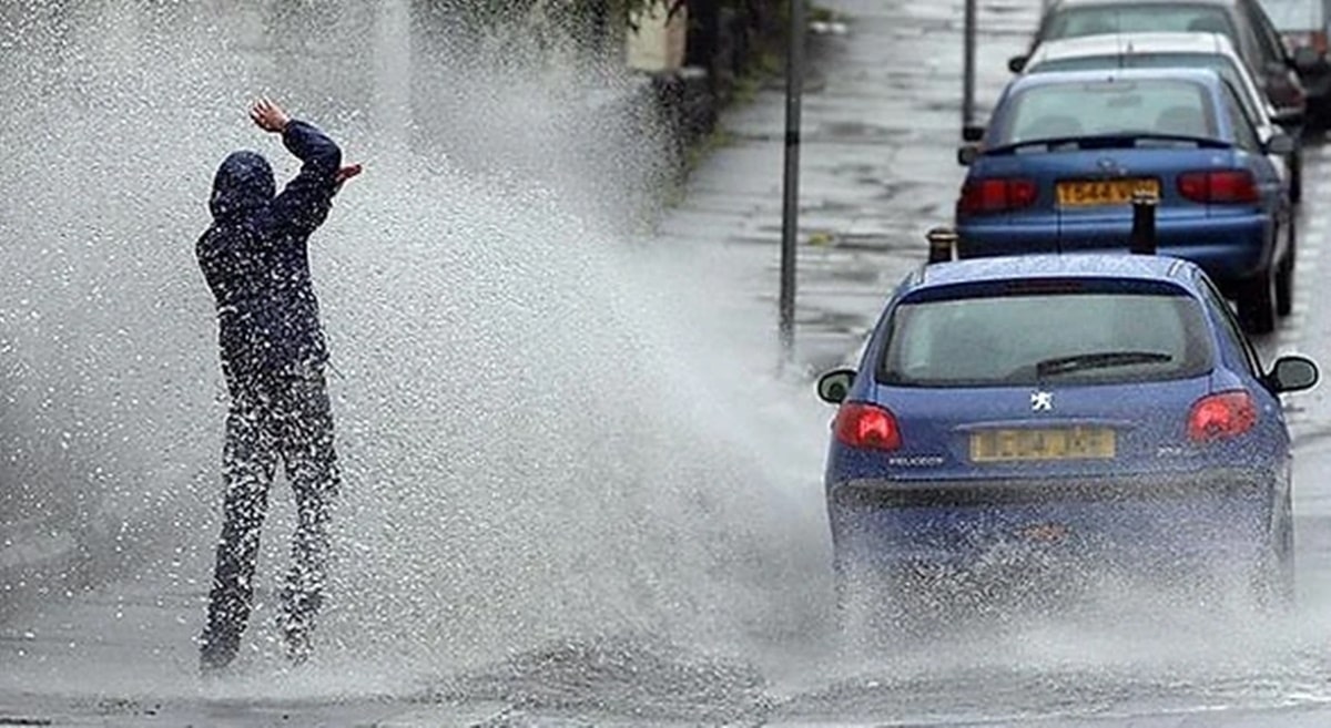 Acabou a gracinha: Molhar pedestres em dia de chuva com o carro dá multa (Foto: Reprodução/ GettyImages)