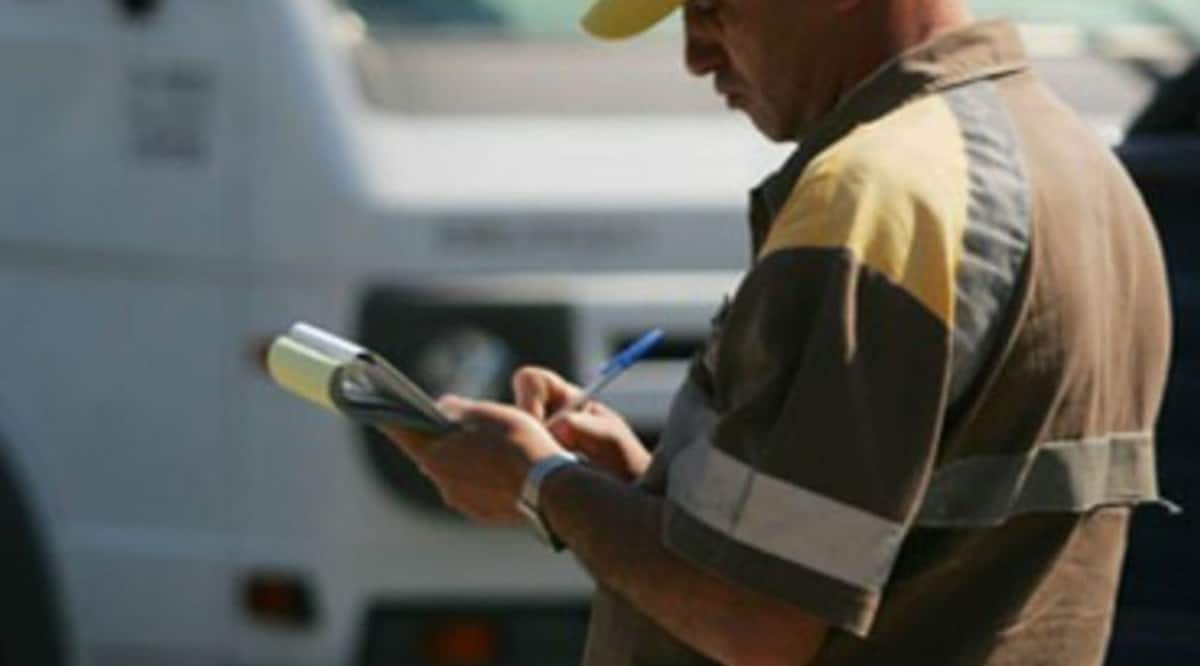Guarda da CET aplicando multa de trânsito (Foto: Reprodução/ GettyImages)