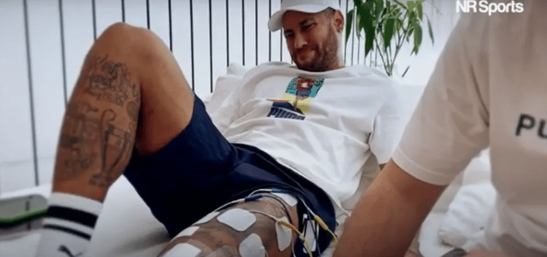 Neymar durante o seu tratamento, acompanhado por médico, após lesão grave no joelho (Foto: Reprodução / NR Sports)