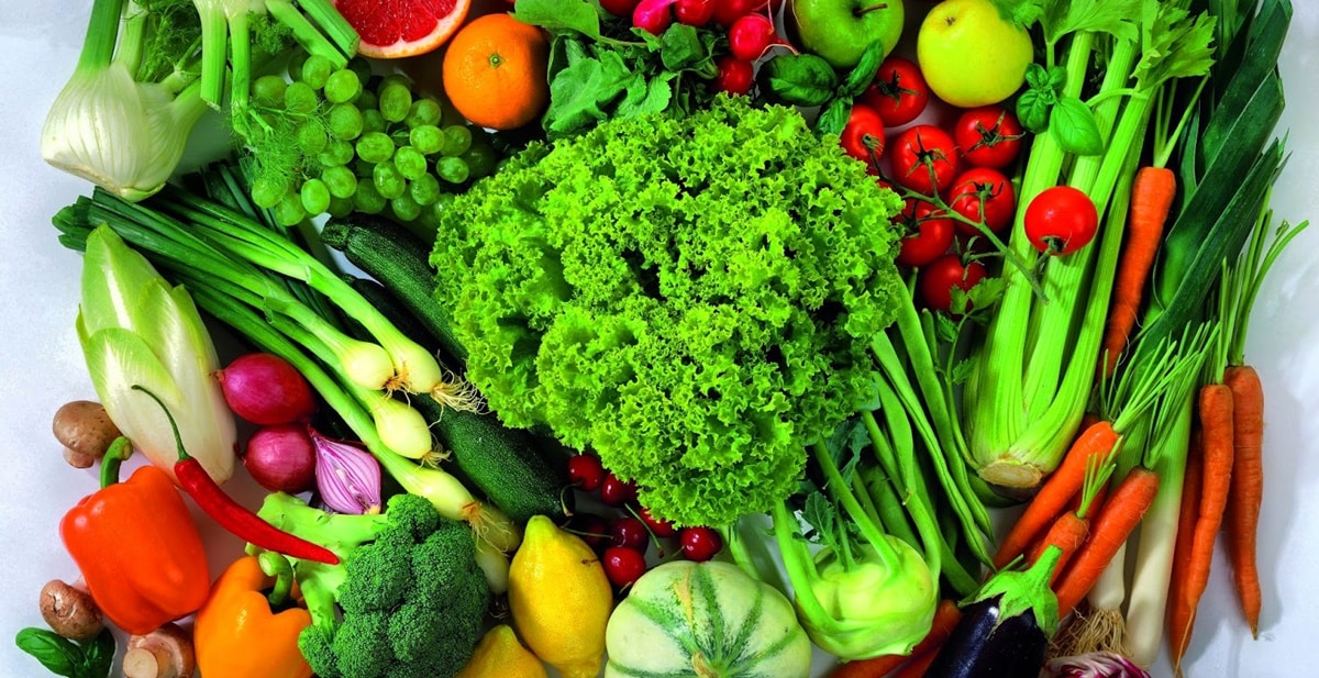 Verduras, legumes e frutas frescas, alimentos naturais, são ideais para fazer os sucos que baixam o colesterol (Foto: Reprodução/ GettyImages)