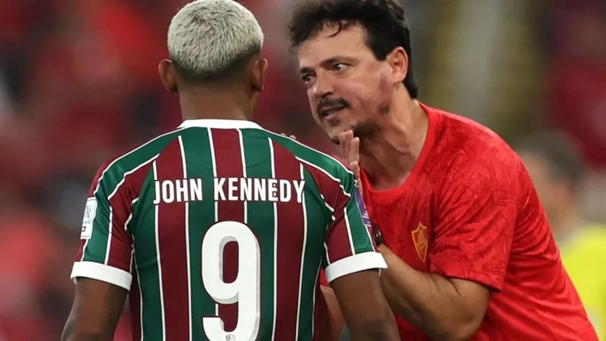 Fernando Diniz direcionando John Kennedy no Mundial de Clubes contra o Al-Ahly (Foto: Reprodução/ Marcelo Gonçalves/ FFC)