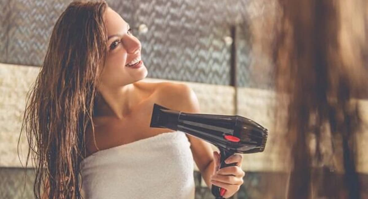 O secador de cabelo pode fazer muito mais do que apenas arrumar os seus fios (Foto: Reprodução/ FreePik)