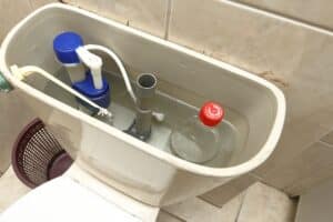 Por esse motivo você deve botar uma garrafa de água no reservatório de descarga do vaso sanitário