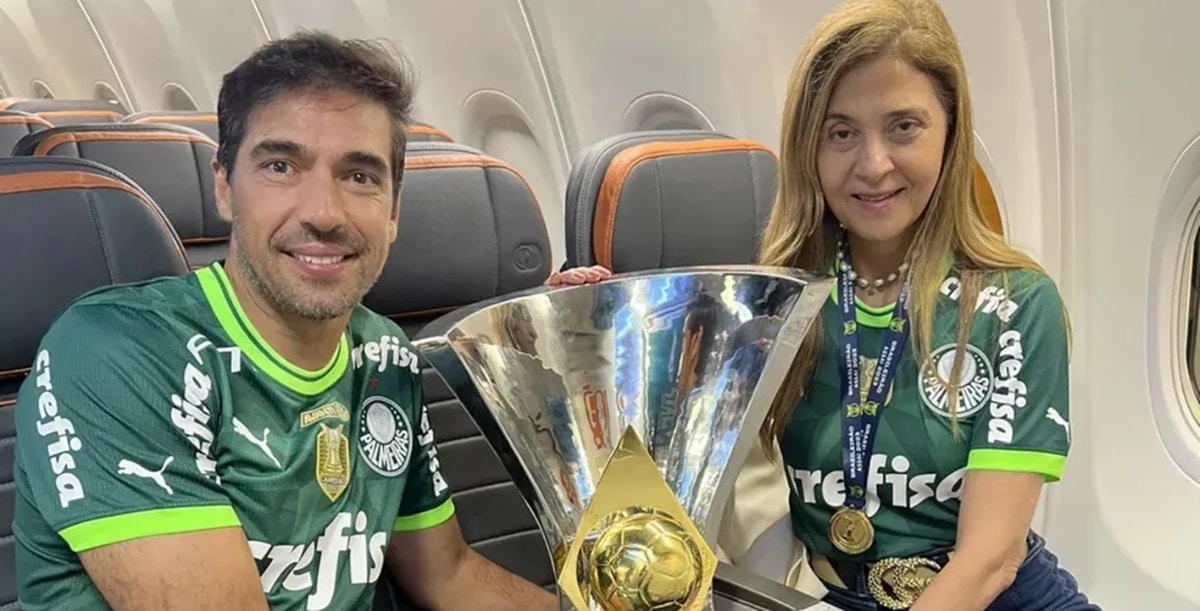 Abel Ferreira e Leila Pereira no avião do Palmeiras com a taça do Brasileirão 2023 (Foto: Reprodução/ Cesar Greco/ SEP)